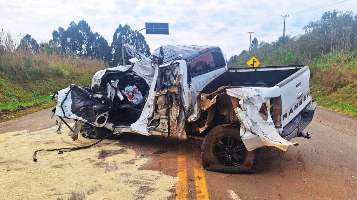 Ultrapassagem em local proibido provoca batida frontal entre caminhão e caminhonete e deixa motorista em estado grave na SC-120