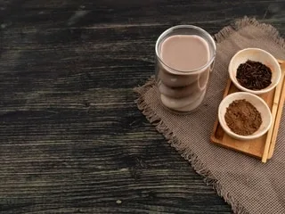 Le thé matcha est devenu incontournable dans les cafés, mais cette nouvelle boisson pourrait bientôt le détrôner