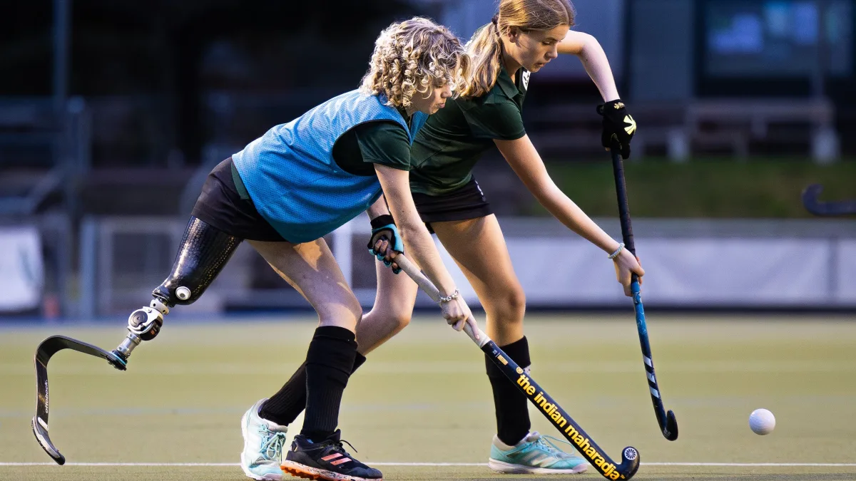 Hockey mit Prothese: Auch dem aussichtslosen Ball hinterher