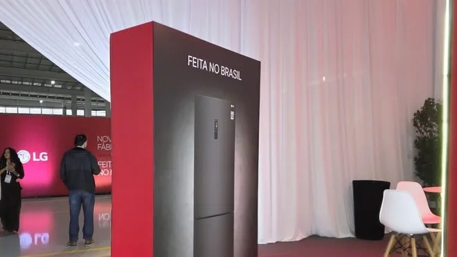 É do Brasil! LG inaugura nova fábrica no Paraná com a geladeira inteligente Duplex B472