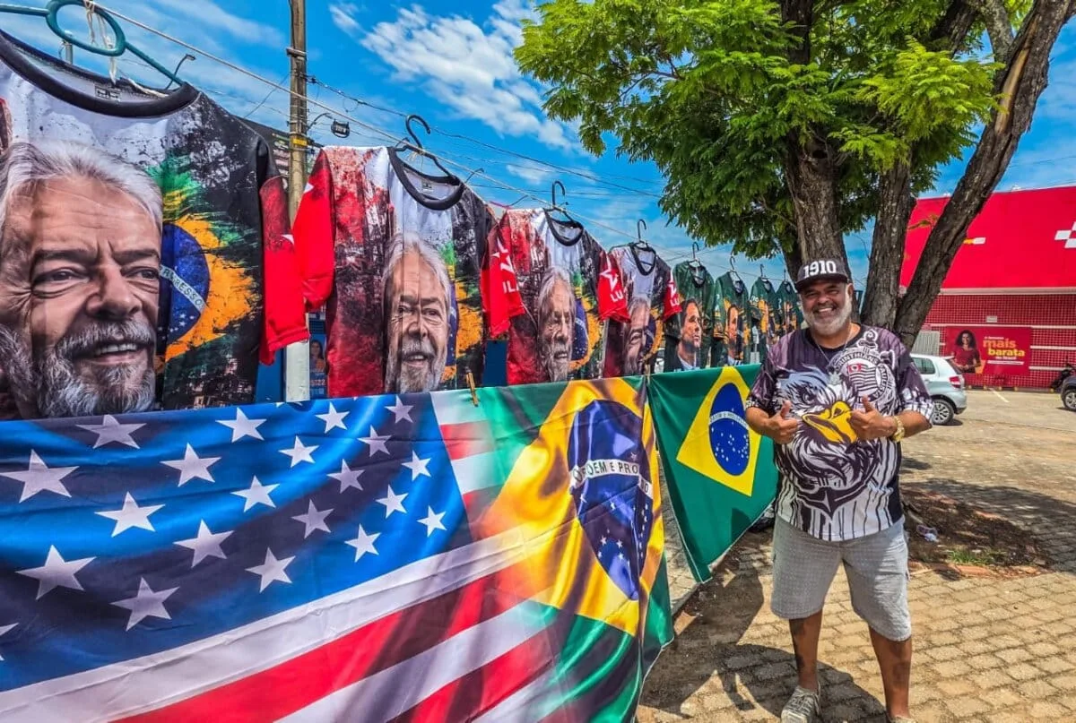 Camisa de Lula vende três vezes mais que a de Flávio Bolsonaro em ponto de comércio de Rio Branco