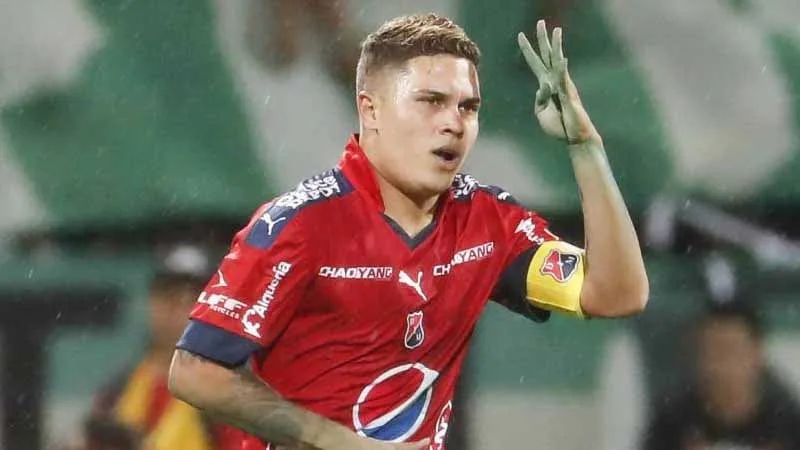 Juan Fernando Quintero volvió al DIM tras casi una década y, al borde de las lágrimas, confesó: “Es de las pocas cosas que me hacen llorar en la vida”