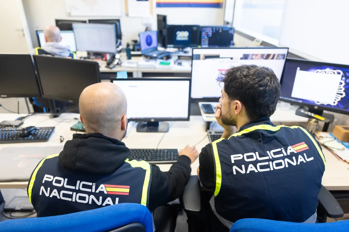La doble condena de unos padres valencianos que temen que las fotos de sus hijos, víctimas de abusos, estén en la red