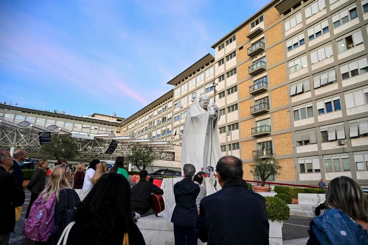 El Papa muestra "una mejoría constante" y recupera autonomía tras su operación de pulmón