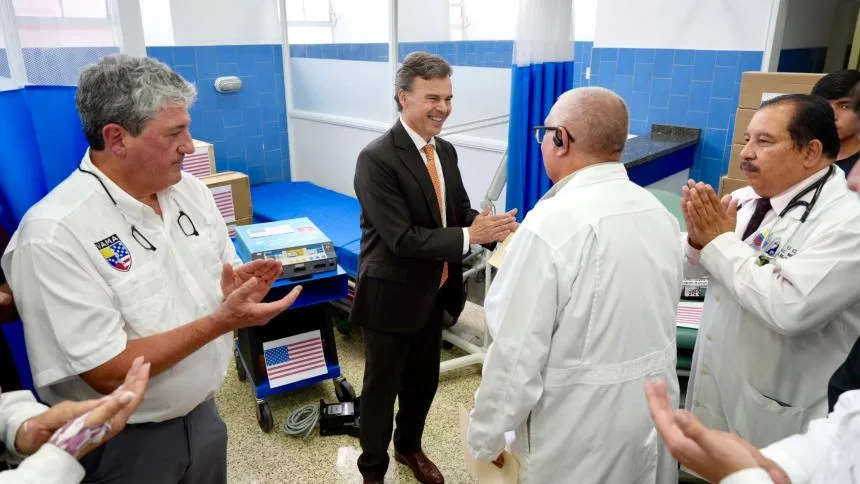 Embajada de EEUU entregó equipos médicos al Hospital Vargas, esto fue lo que llevaron