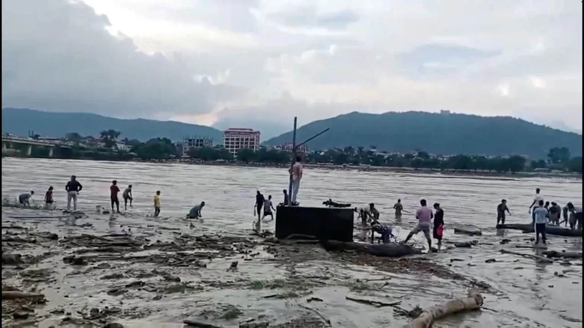 Flutkatastrophe in Nepal - Mit dem Fluss kommen die Leichen