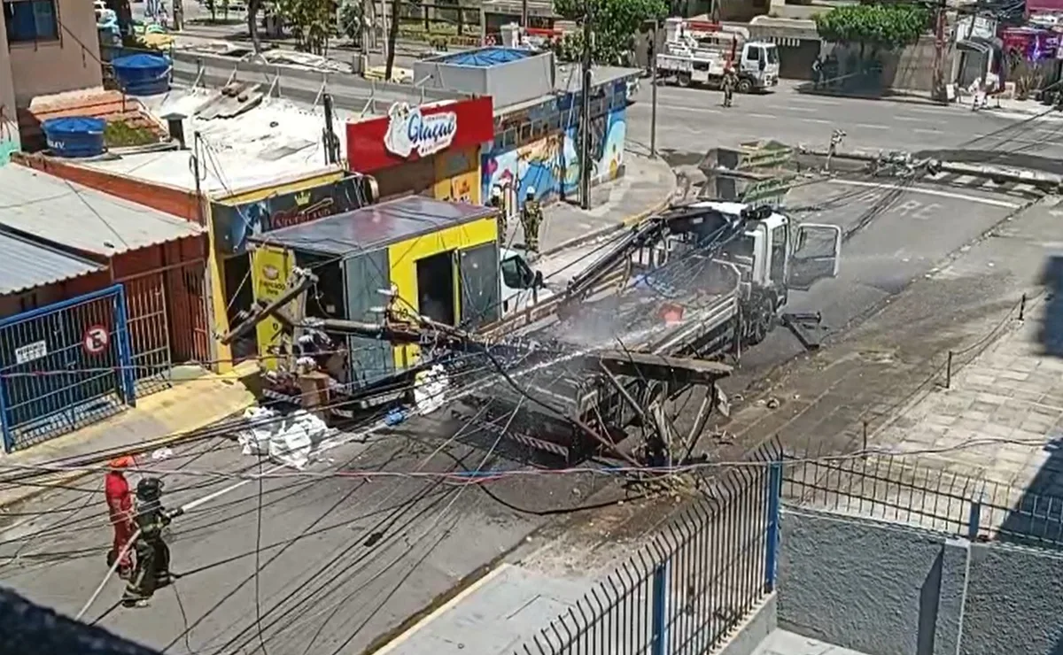 Caminhão arrasta fios e derruba quatro postes em Boa Viagem; vídeo mostra incêndio em fiação