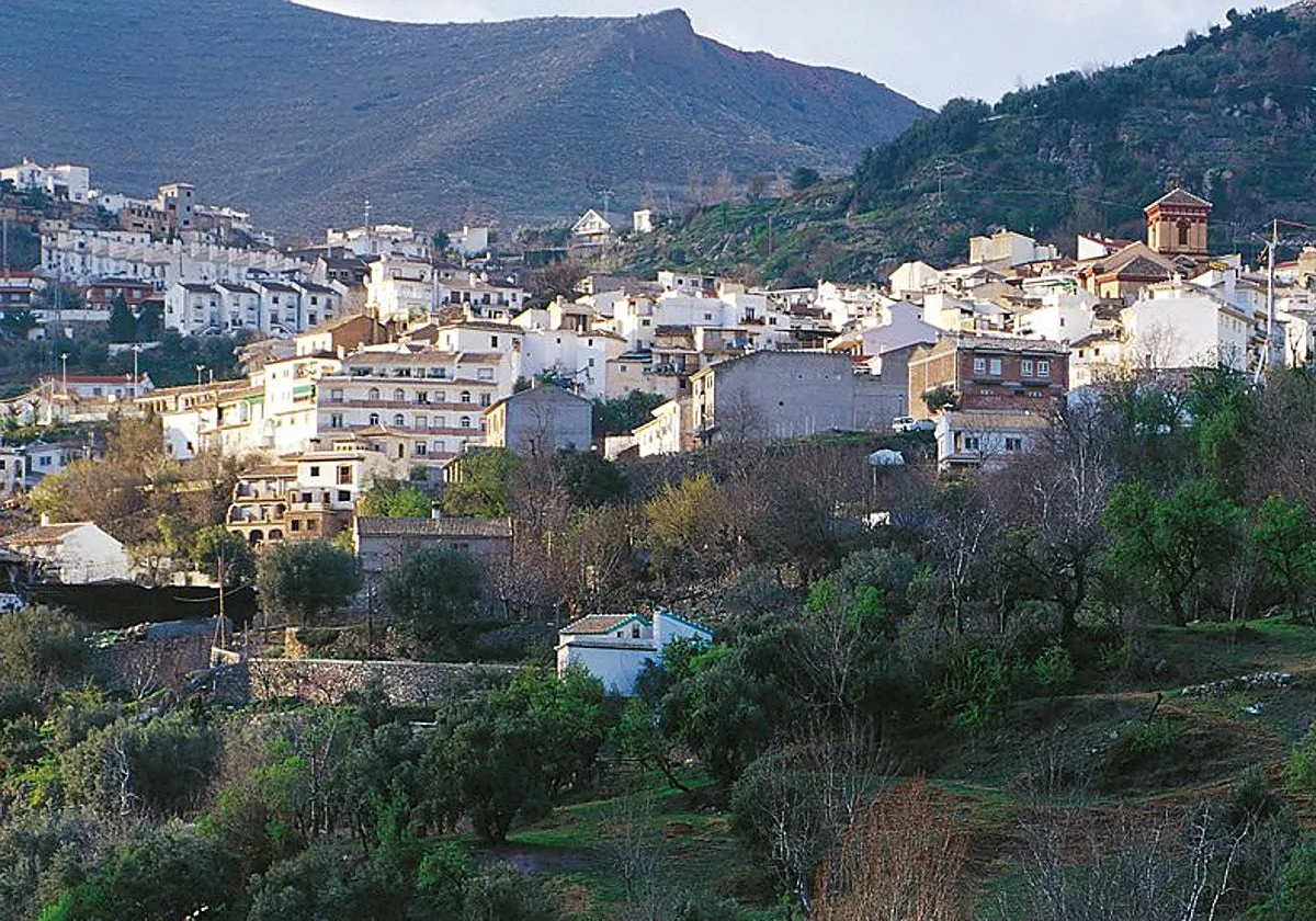 Los pueblos de Andalucía donde comer por menos en agosto sin renunciar a producto local y buenas vistas