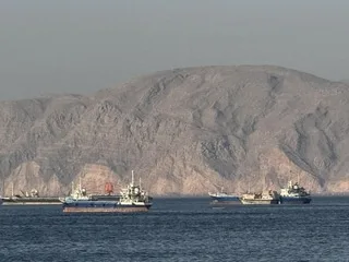 Guerre au Moyen Orient : une frappe « touche » un navire commercial iranien dans le détroit d’Ormuz et fait un mort