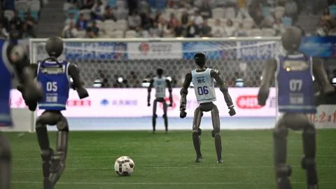 China celebra los Juegos Olímpicos de los robots: ya corren más que Usain Bolt, pero todavía tienen problemas para enchufar un cable