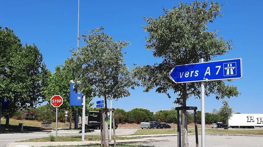 Vols de touristes et routiers sur les aires de l'A7 et l'A9 : 18 mois de prison pour le chauffeur des cambrioleurs