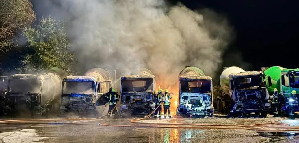 Fünf Betonmischer brennen vollständig aus – Linksextremes Bekennerschreiben aufgetaucht