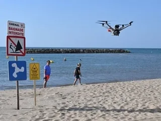 « Il va nous permettre de gagner du temps » : dans l’Hérault, un drone lanceur de bouées au secours des nageurs
