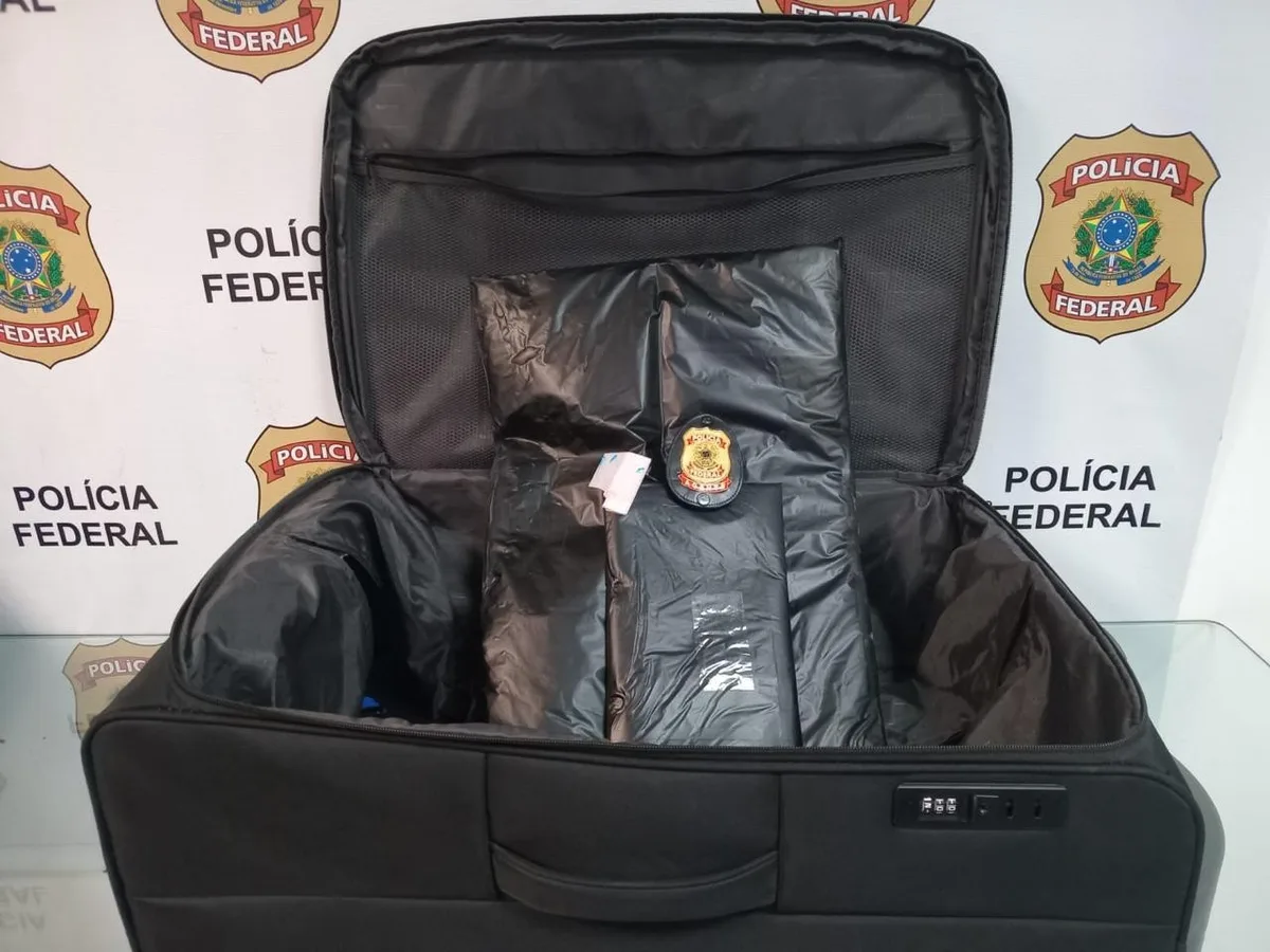 PF prende homem em flagrante por tráfico internacional de drogas no Aeroporto do Galeão