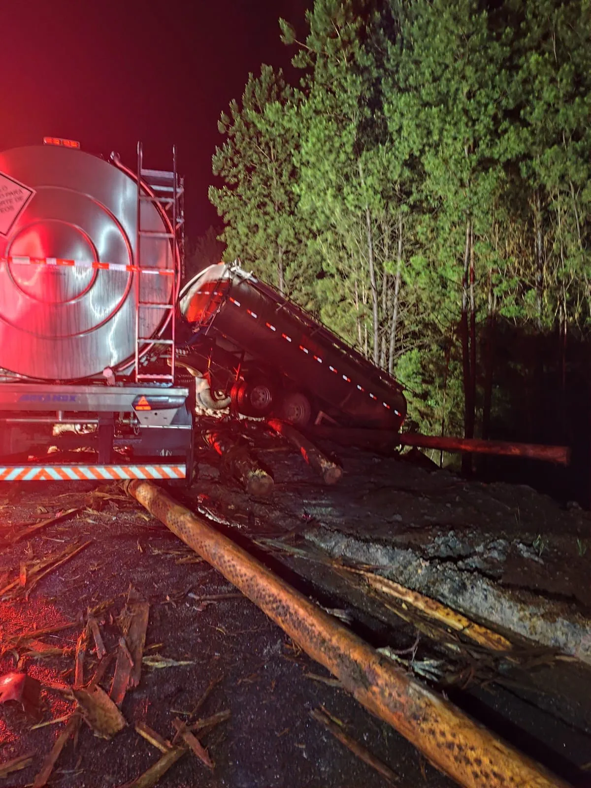 Caminhoneiro morre após acidente com outro caminhão na PR-151; carro também foi atingido e motorista ficou ferido