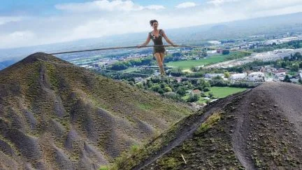 Cette funambule relie les deux plus grands terrils d'Europe sans attache, ni filet : suivez cette performance inédite