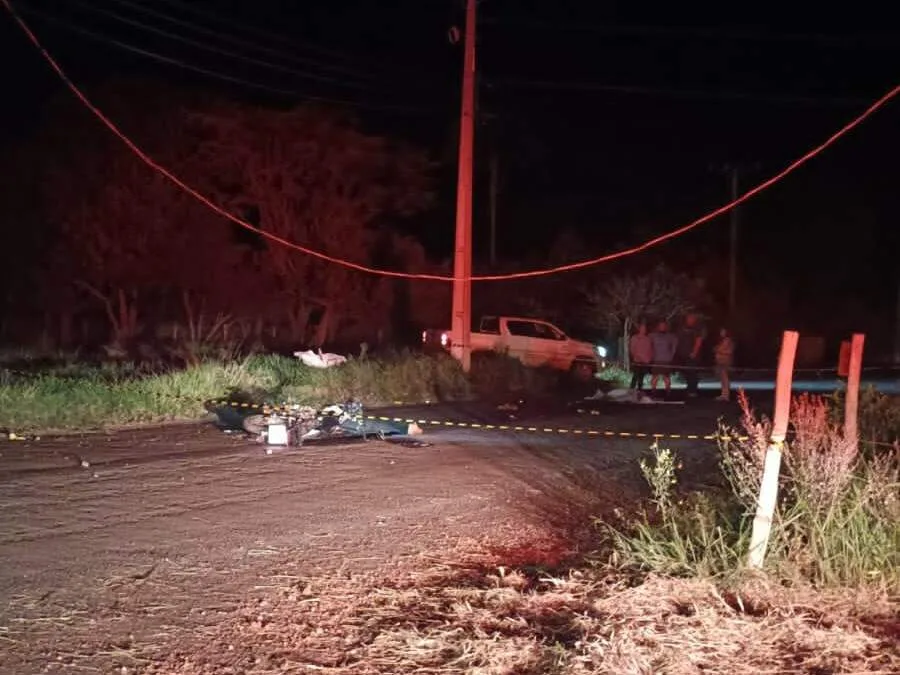 Condutor perde o controle da moto e morre após atingir poste