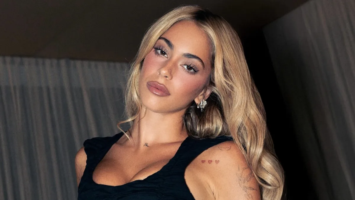 Tini Stoessel combinó las tendencias más audaces en su nuevo videoclip: corpiño con brillos, jean y piel
