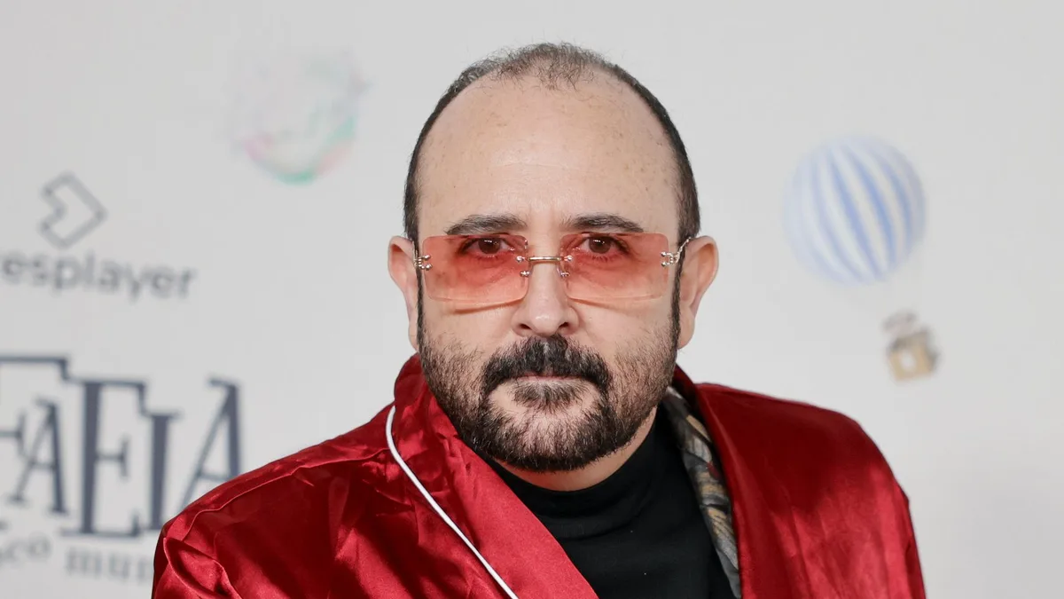 Carlos Areces (50): "Me llevo 15 años con mis hermanos. Crecí como hijo único y pasé muchas horas solo en mi habitación"