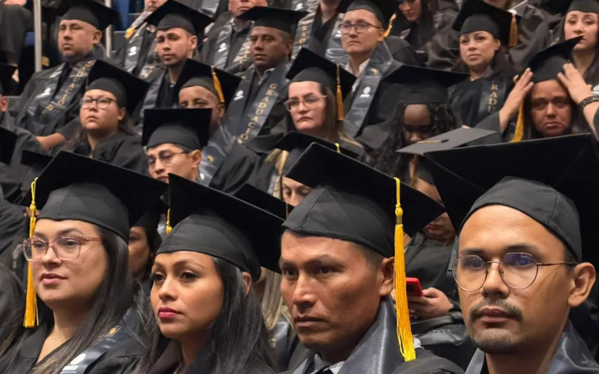Más de 1,600 adultos cumplen una meta pendiente y reciben su título de bachillerato en Costa Rica