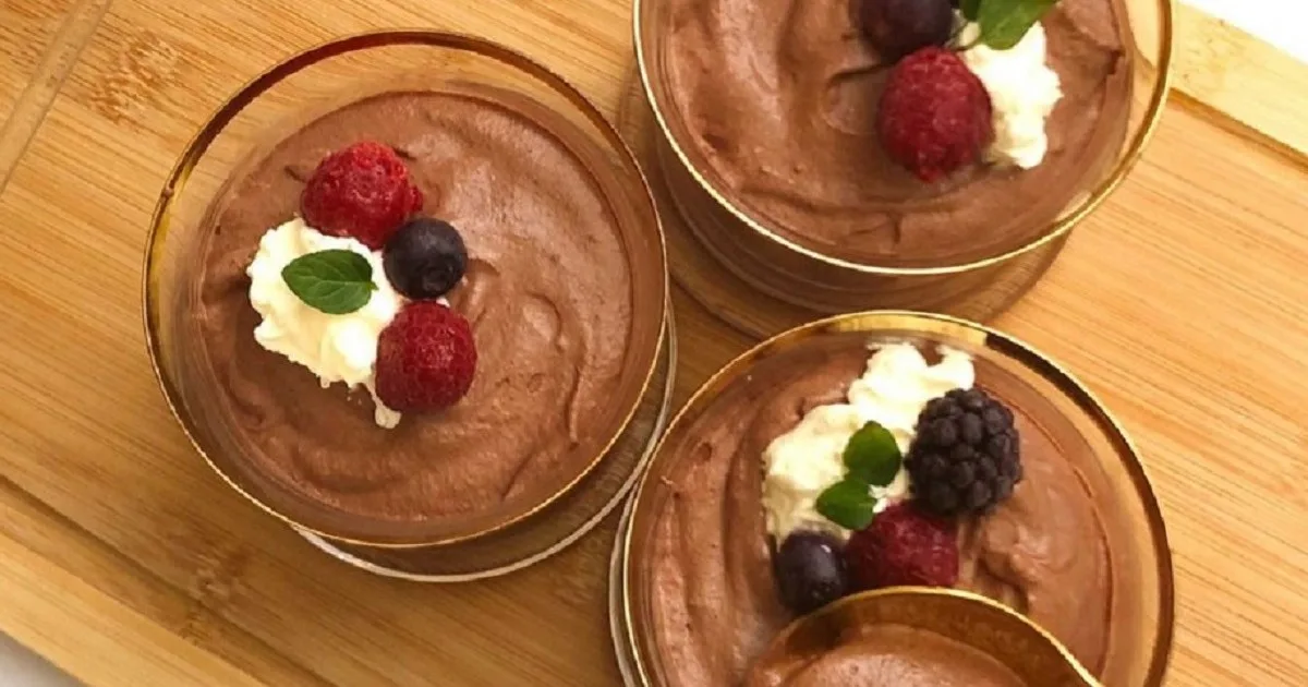 Mousse de chocolate con 4 ingredientes por si pinta bajón