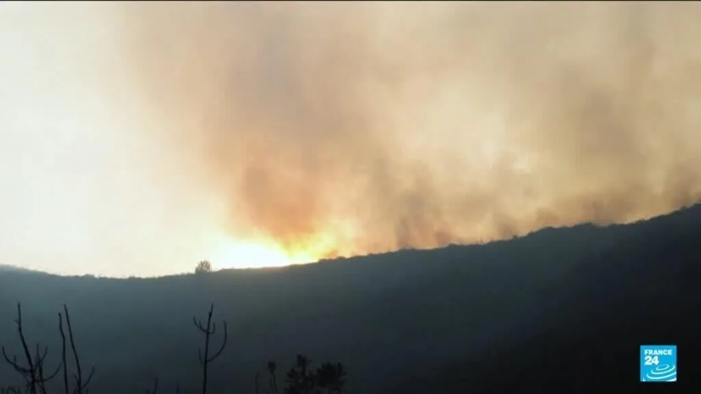 En Colombie, le village de Villa de Leyva menacé par le feu