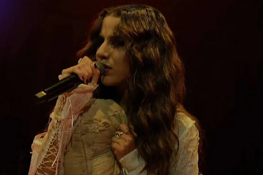 Marina Sena lota palco Sunset em show performático com participação de Céu