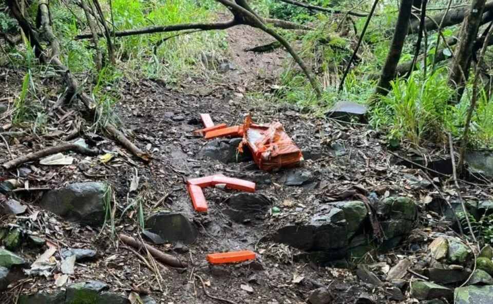 Fuga pela mata! Forças de segurança interceptam barco e apreendem 140 kg de maconha em Foz do Iguaçu