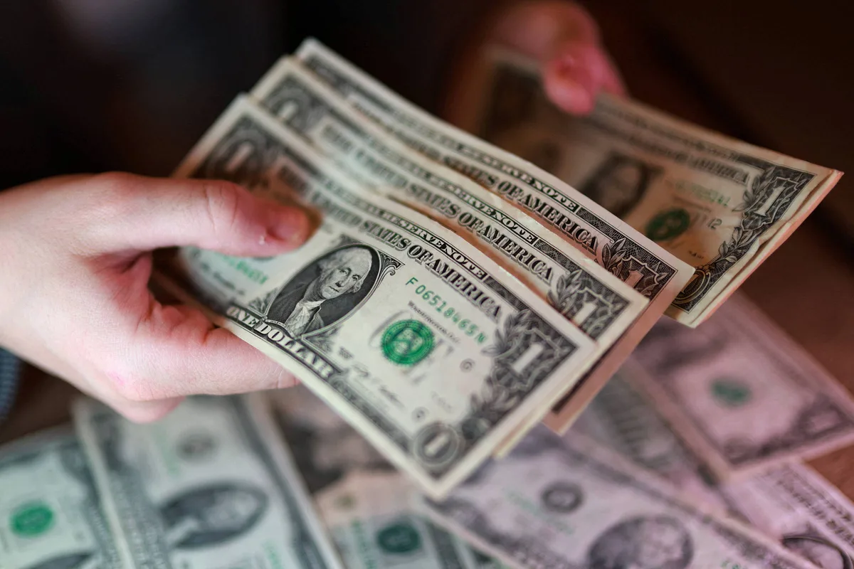 Dólar abre em alta nesta quinta após EUA aumentarem recompra de títulos do Tesouro