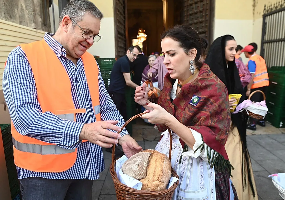 La ofrenda de frutos a la Virgen del Pilar, la más solidaria, supera los 3.700 participantes