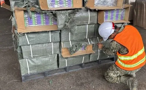 Aseguran ocho millones de cigarros falsos chinos en aduana de Lázaro Cárdenas; estaban empaquetados como papel para comida