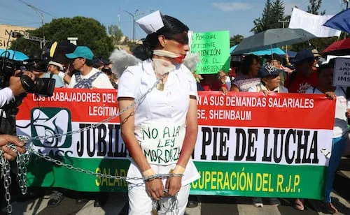 “Los héroes del COVID, ya volvimos a salir”; al ritmo de "La Carencia" trabajadores del IMSS marchan en la CDMX