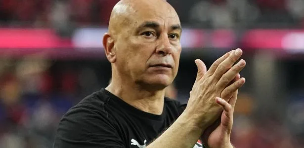 Técnico do Egito desmaia durante briga da esposa com a ex, diz TV
