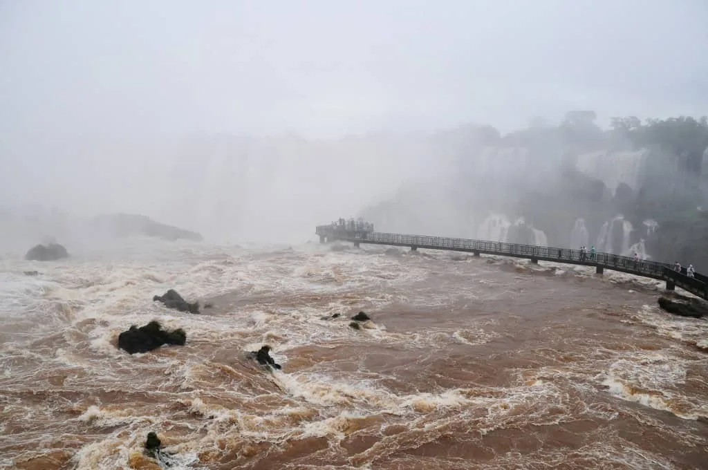 Cheia do rio Paraná ameaça áreas próximas à usina de Itaipu hoje
