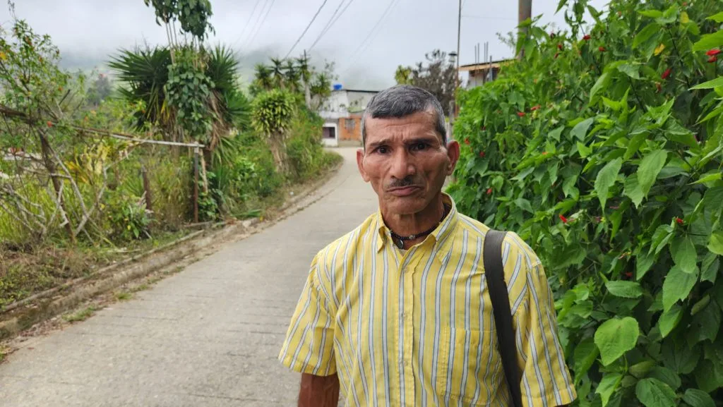 Limpiar un terreno, hacer un jardín, son las opciones de Julio César Caraballo para sobrevivir tras los terremotos