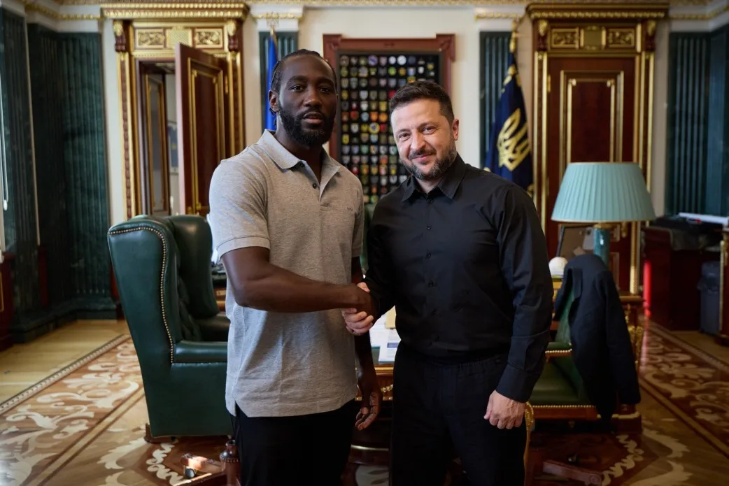 Zelensky é surpreendido por presente inusitado de boxeador
