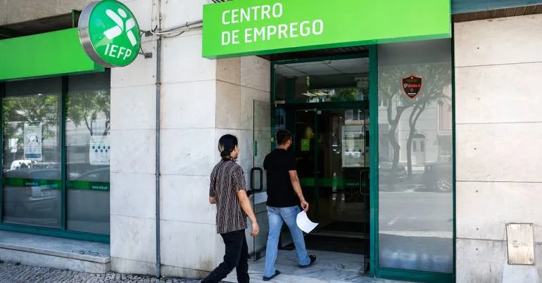 Desemprego sobe pelo segundo mês seguido