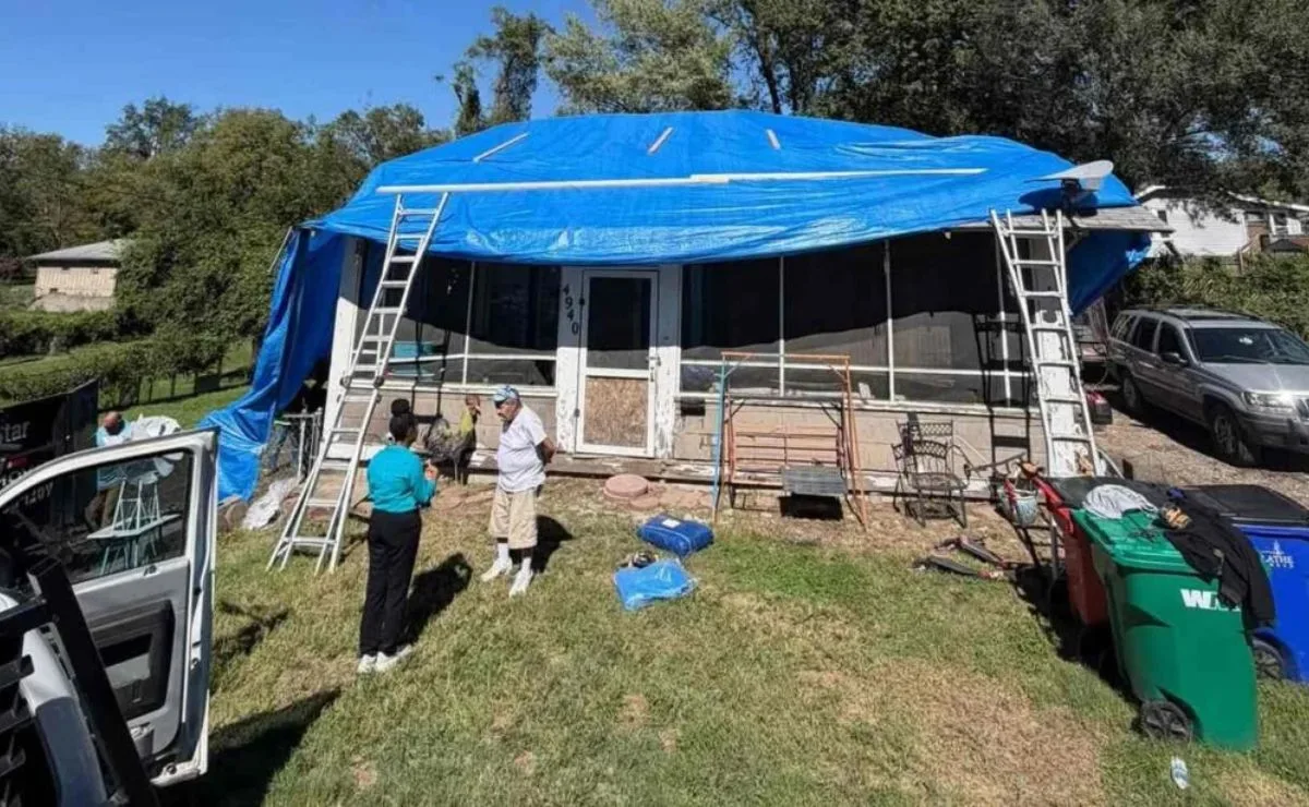 Idoso de 71 anos fica preso sob telhado após temporal e desconhecidos aparecem para reconstruir a casa