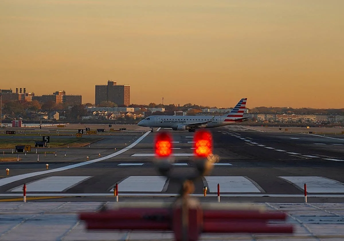 Caos aéreo en Estados Unidos: más de mil vuelos cancelados por un corte en la fibra óptica