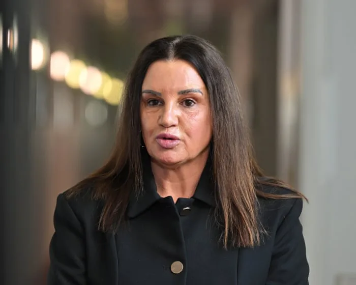 Jacqui Lambie condemns One Nation cartoon mocking her struggle with vaginal prolapse