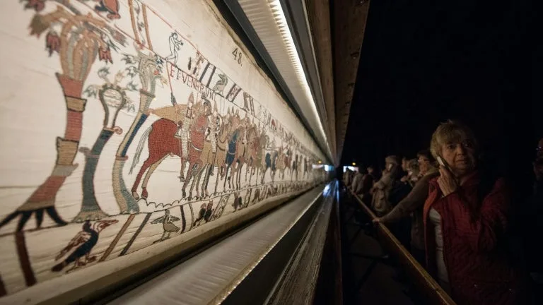 Tapisserie de Bayeux: Emmanuel Macron inaugurera mercredi à Londres l'exposition au British Museum