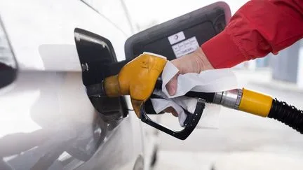 Le Premier ministre promet aux automobilistes "environ dix euros d'économies à chaque plein" grâce au recours aux stocks stratégiques
