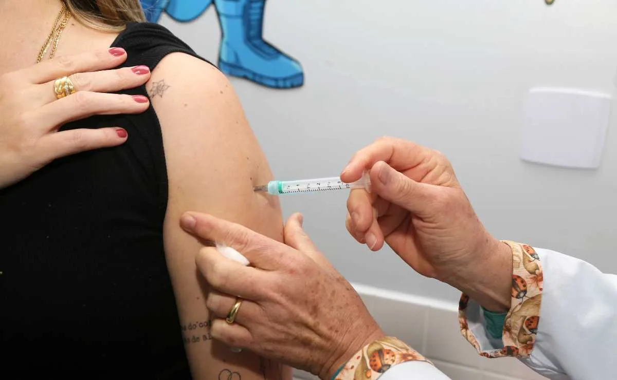 Vacina vai até você: Curitiba leva doses contra a gripe a supermercados, escolas e até novena; veja onde se vacinar