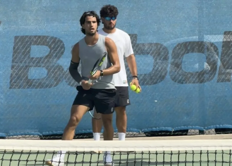 Alcaraz surge com braço protegido em novo treino