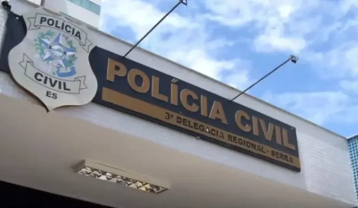 Homem tenta furtar camisa de time de futebol e acaba preso ao bater em porta vidro na Serra