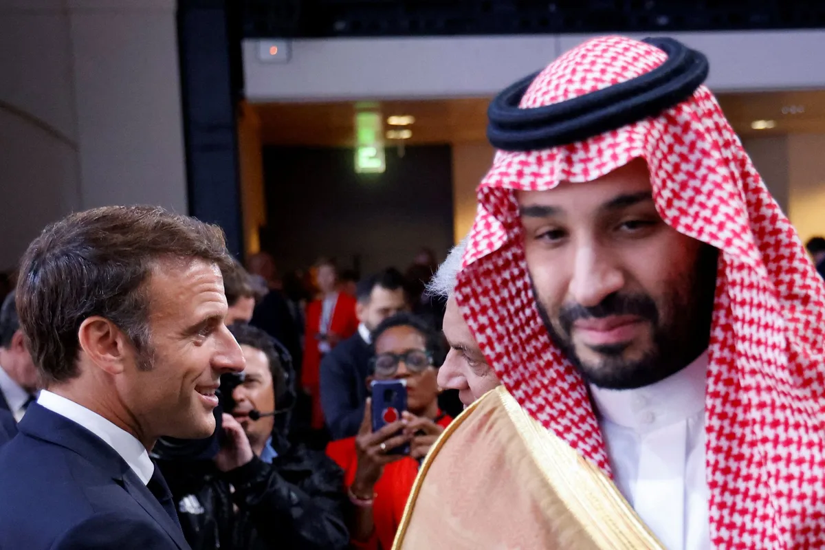 Entre e-sport et contrats, Emmanuel Macron et MBS affichent leur proximité à Paris