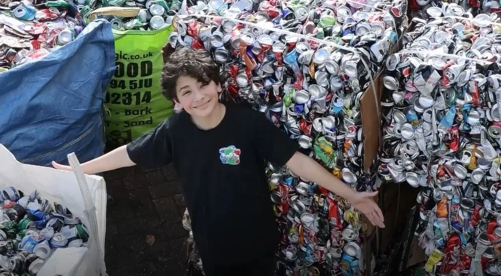 “Me encanta lo que hago porque puedo ayudar”: la inspiradora historia de un niño de 13 años que construyó un negocio a partir del reciclaje de latas