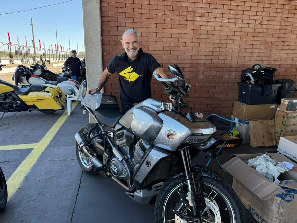 Famoso por Casa dos Artistas, ator encara competição de moto em MS