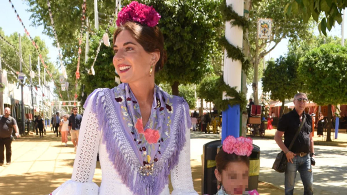 La foto de la infancia de Lourdes Montes con la que confirma el asombroso parecido de su hija Carmen que cumple 11 años