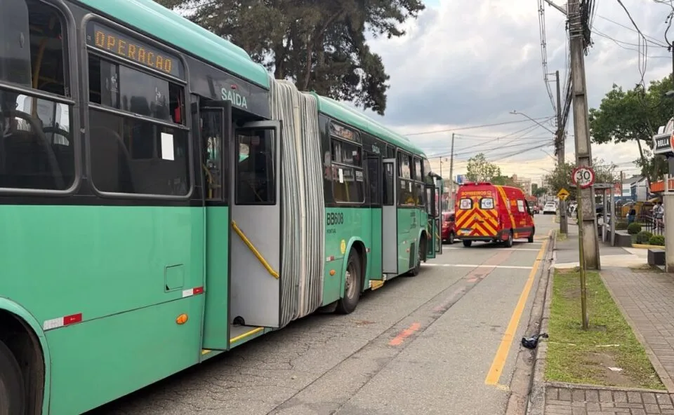 Idosa de 80 anos fica em estado grave após acidente com ônibus em Curitiba; ela foi levada às pressas ao hospital